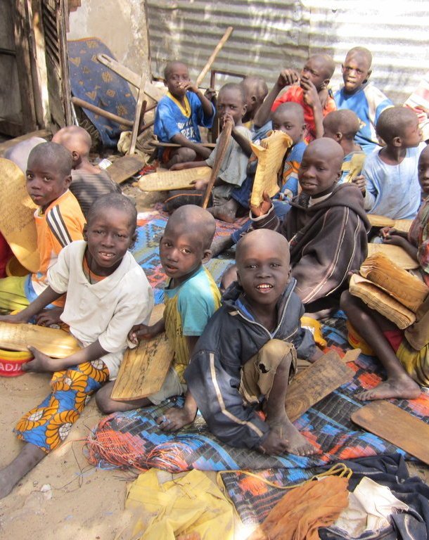 Enfants sénégalais, association Wallu Hellef Senelux, enfants sénégalais heureux, dansant et souriant